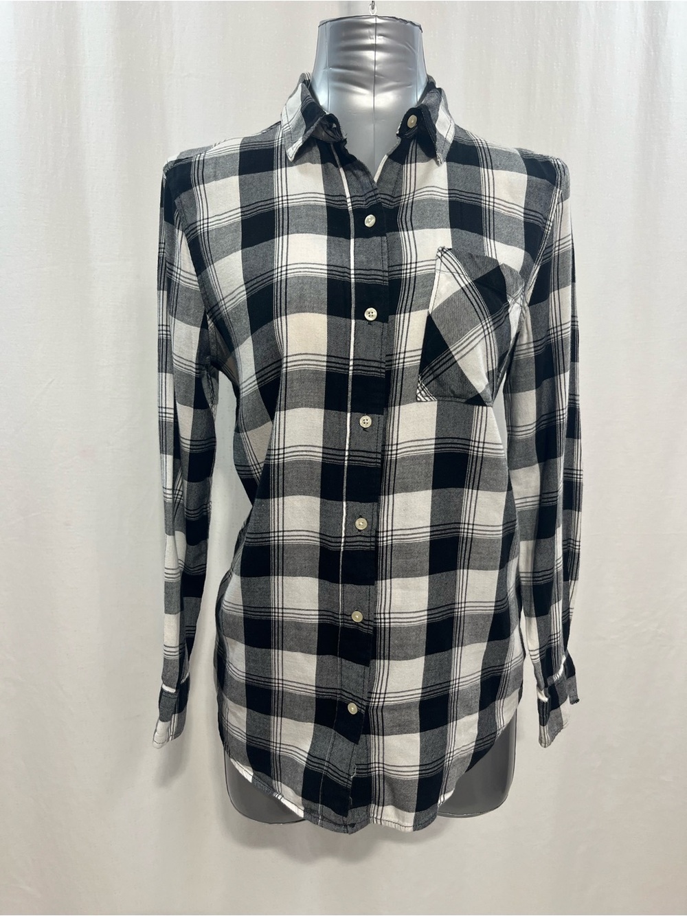 Aeropostale womanโs Black and White Plaid Button-Down Shirt 90โs grunge 1557